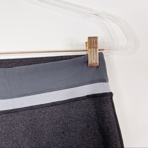 Lululemon Womens 4 Heather Gray Stripe Groove Crop Leggings Capri Yoga Workout - Picture 6 of 9